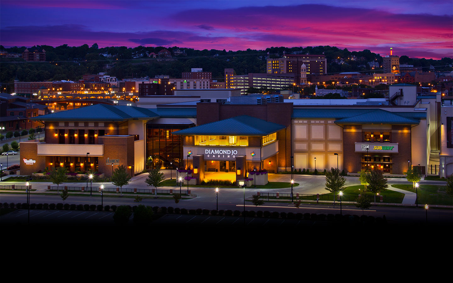 diamond jo dubuque exterior image